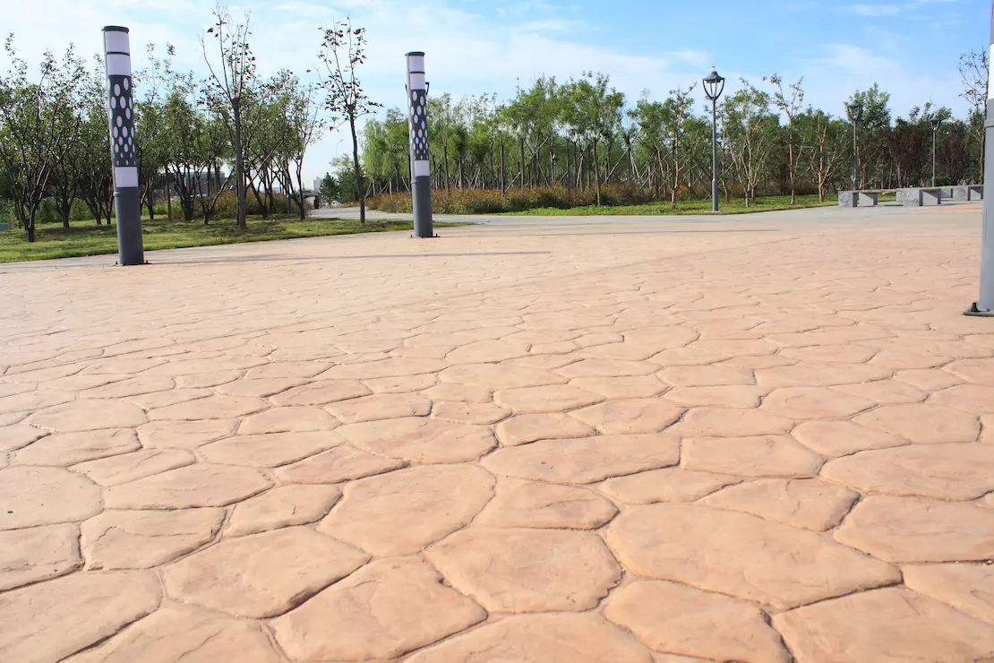 Zona de reposo de una academia con piso de hormigón estampado.